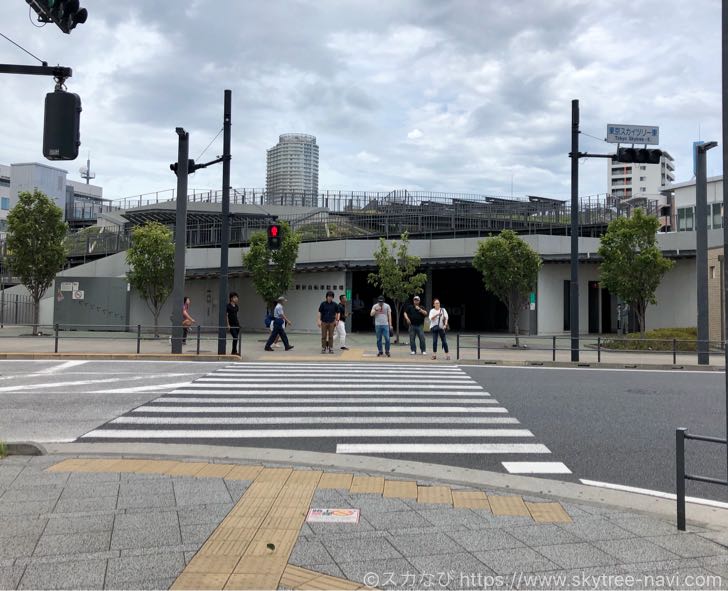 夕日と鉄道とスカイツリーを一緒にパシャリ！押上駅前自転車駐車場は絶好の写真撮影スポット