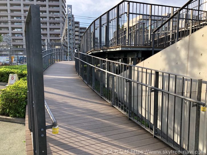 夕日と鉄道とスカイツリーを一緒にパシャリ！押上駅前自転車駐車場は絶好の写真撮影スポット