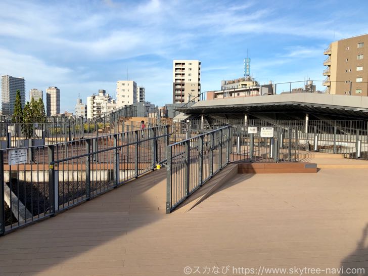 夕日と鉄道とスカイツリーを一緒にパシャリ！押上駅前自転車駐車場は絶好の写真撮影スポット