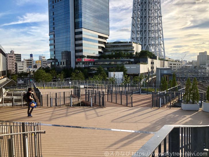 夕日と鉄道とスカイツリーを一緒にパシャリ！押上駅前自転車駐車場は絶好の写真撮影スポット