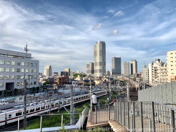 夕日と鉄道とスカイツリーを一緒にパシャリ！押上駅前自転車駐車場は絶好の写真撮影スポット