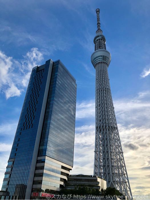 夕日と鉄道とスカイツリーを一緒にパシャリ！押上駅前自転車駐車場は絶好の写真撮影スポット