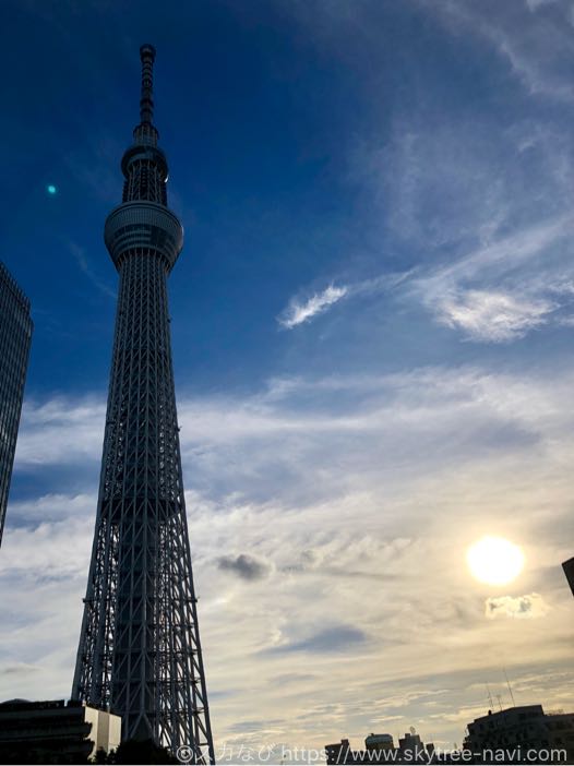 夕日と鉄道とスカイツリーを一緒にパシャリ！押上駅前自転車駐車場は絶好の写真撮影スポット