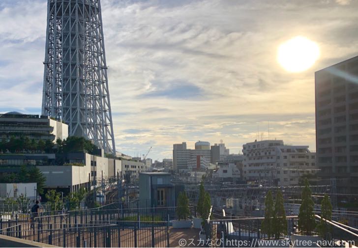 夕日と鉄道とスカイツリーを一緒にパシャリ！押上駅前自転車駐車場は絶好の写真撮影スポット
