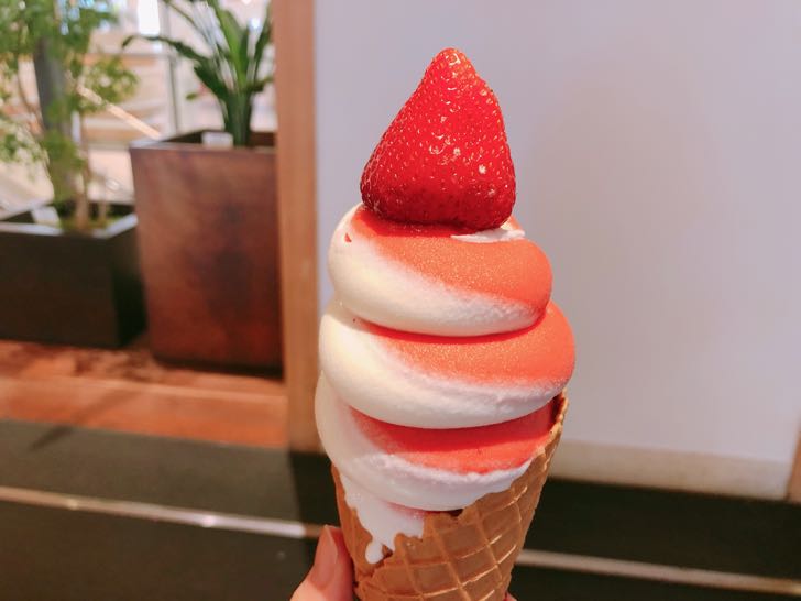 スカイツリーにストロベリーマニアがオープン！いちごが「どんっ！」と乗っかったいちごミルキーソフトを実食レポ