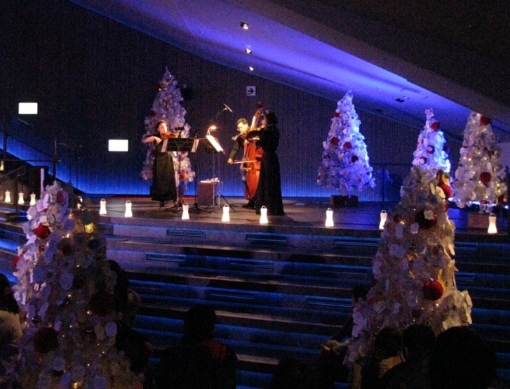 すみだ水族館のクリスマスミニライブ