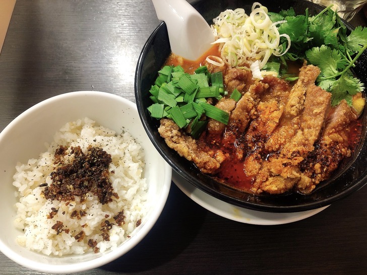 「台湾屋台味大判排骨(パイクー)のオリエンタルトマト麺」